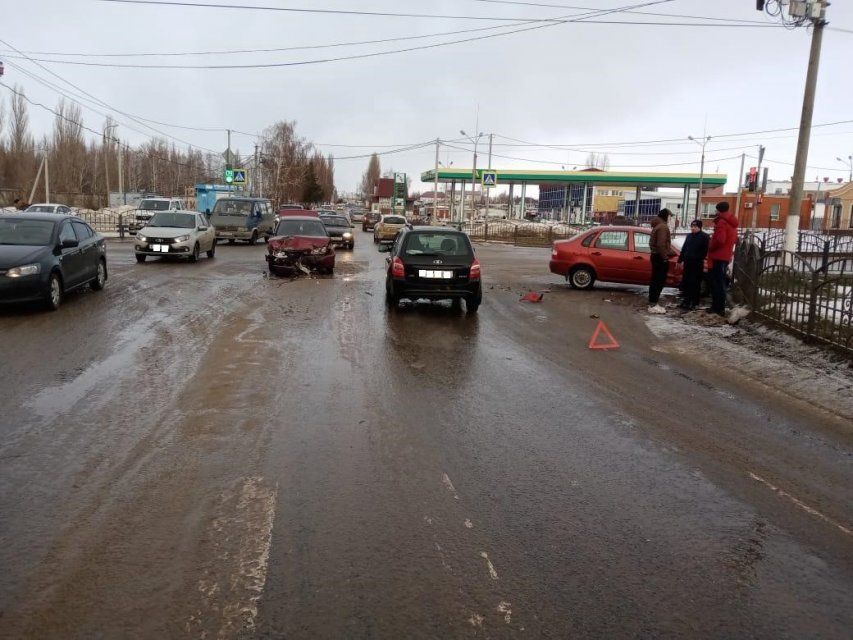 В Ливнах на перекрестке не разъехались две «Лады»