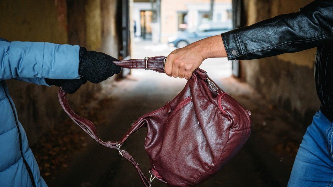 В Орле грабитель ударил женщину и убежал с её сумкой