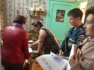 Сотрудники МЧС провели для семей инструктажи по пожарной безопасности