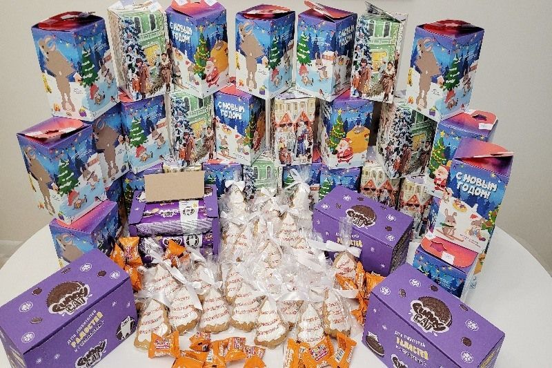 Орловский храм передал рождественские подарки для маленьких пациентов детской больницы