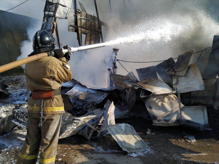 При пожаре на Орловщине сгорели две квартиры и пострадал мужчина