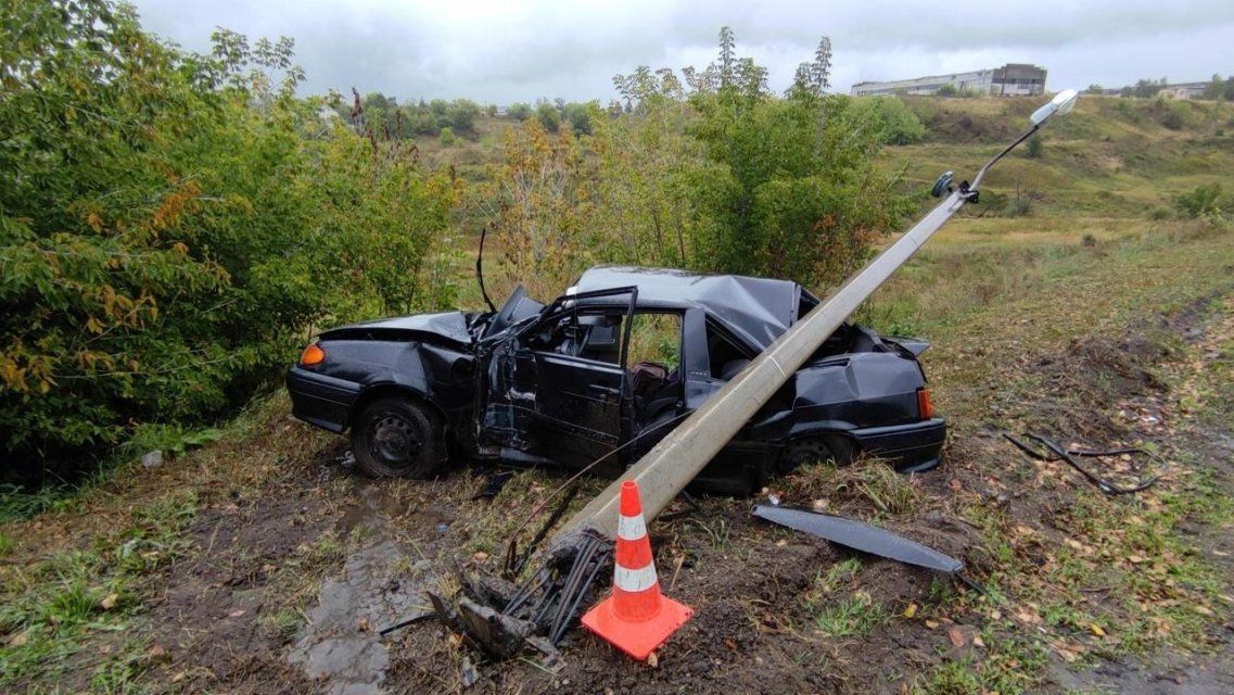На выезде из Мценска молодой водитель ВАЗа снес опору ЛЭП 