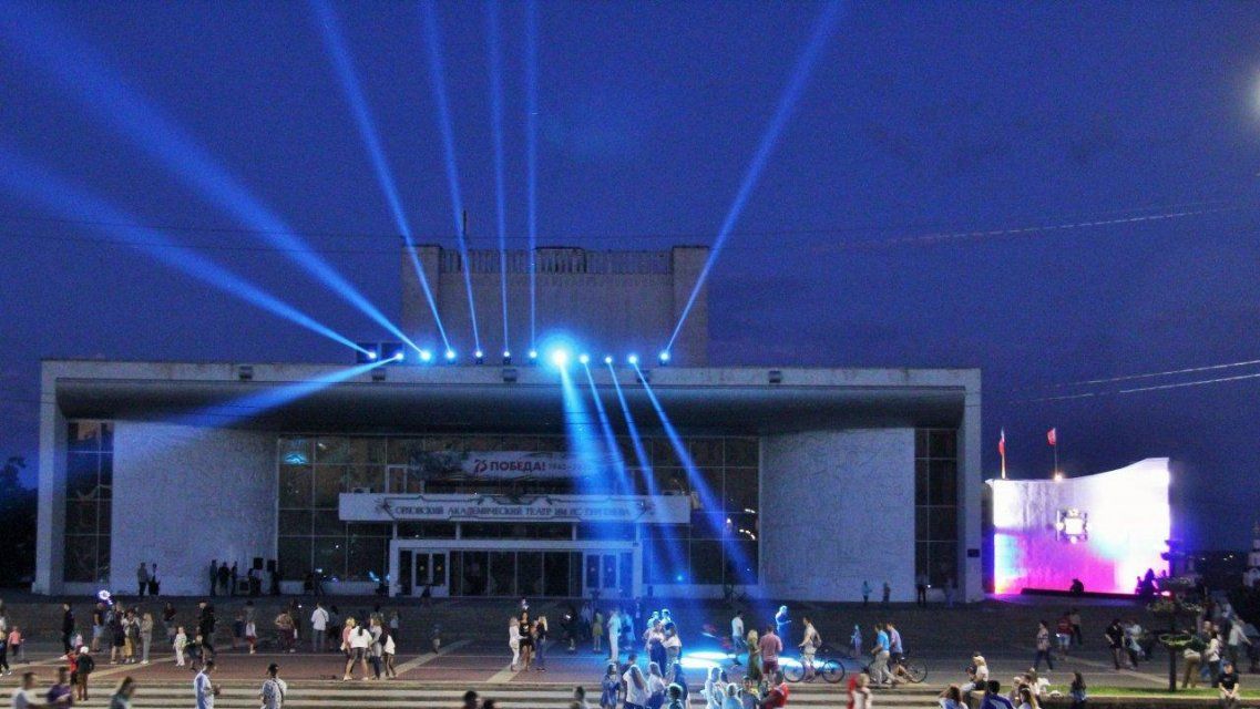 Фоторепортаж: вместо салюта небо над Орлом озарили «Лучи Победы»