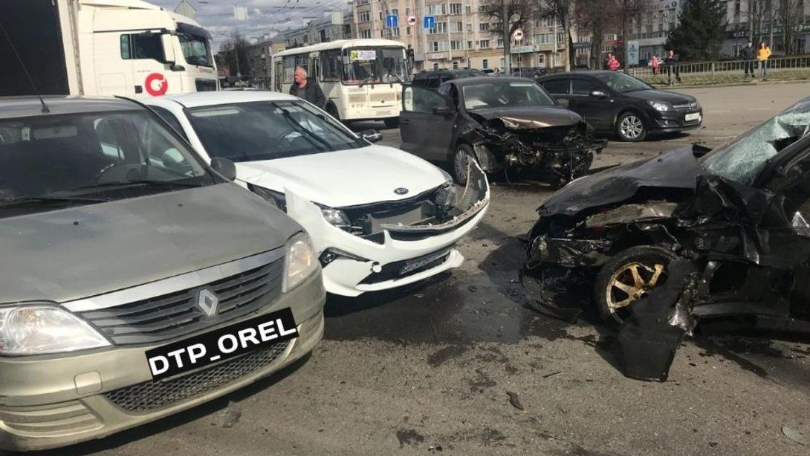 5 машин, 1 ДТП: в Орле в аварии пострадал человек