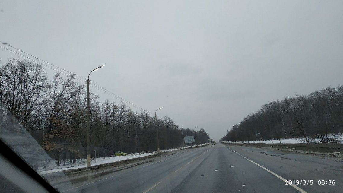 Уже неделю вдоль дороги в сторону Знаменки горят фонари