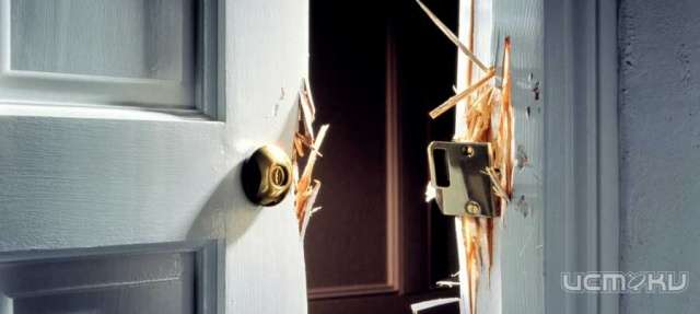 Житель Орла избил дверью полицейских