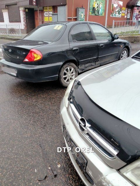 В Орле на перекрёстке столкнулись «Опель» и «Киа»