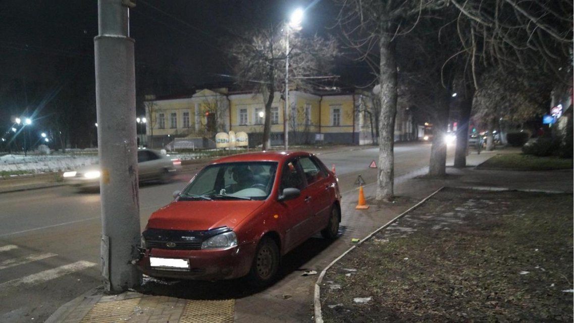 В Орле «Лада-Калина» вылетела на тротуар, где сбила 14-летнюю девушку