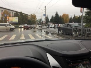 В Орле «Мазда» протаранила «Волгу» и вылетела на тротуар. Видео