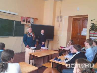 В Болховском районе полицейские и ветеран МВД провели беседу со школьниками