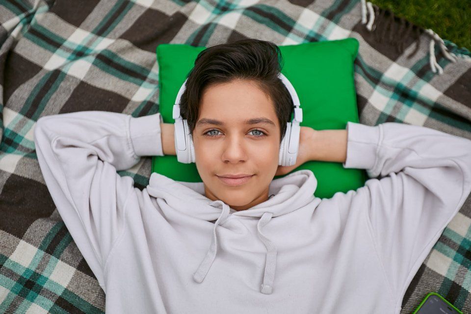 Ностальгический хит-парад: песни 90-х вернулись в топ гудков