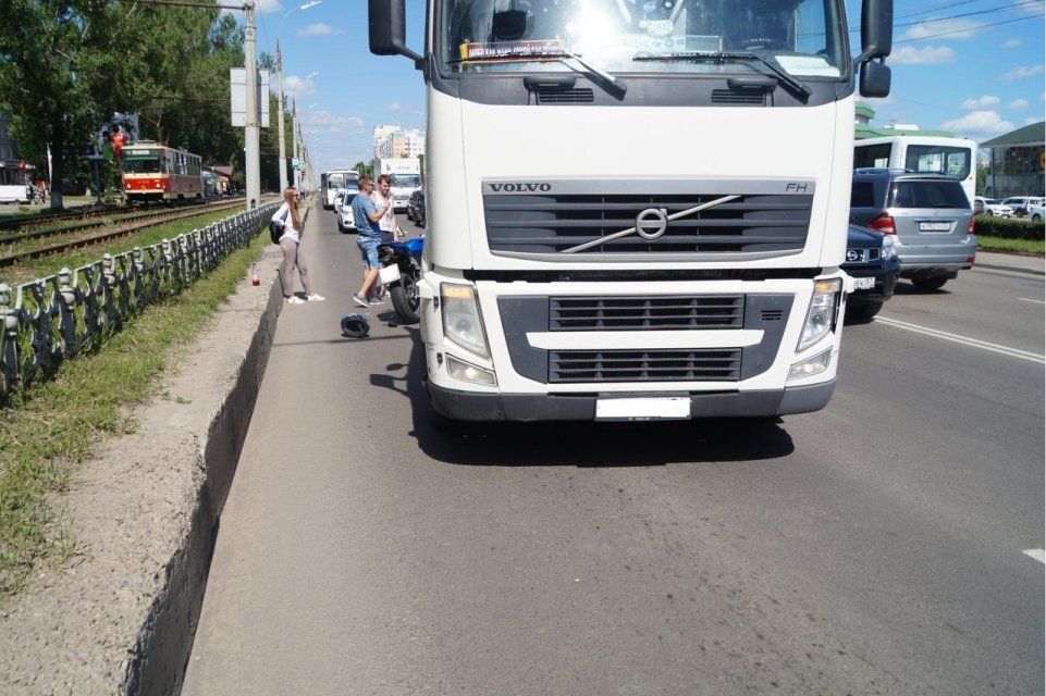 В Орле мотоциклист пострадал при столкновении с попутной фурой