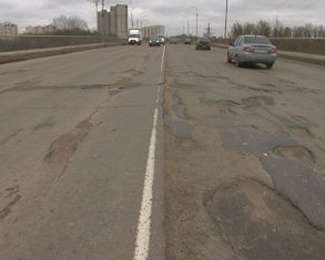 "Когда еду по Красному мосту на джипе, все время бум-бум". В областной администрации обсудили дорожный ремонт в городе