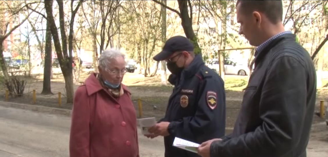 Начали использовать звонки с голосом робота. Мошенники придумывают новые схемы обмана граждан. Полиция и общественник проводят профилактические рейды