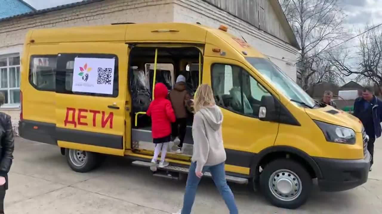 Волонтеры социального проекта «Дарю красоту» и некоммерческая организация "Наша Помощь" подарили Дмитровской школе-интернату автобус Ford Transit