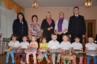 В Орле сотрудники ГИБДД поздравили детей со Всемирным днем ребенка