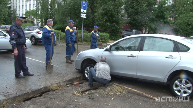 Фоторепортаж: в Орле «Ниссан» провалился под землю