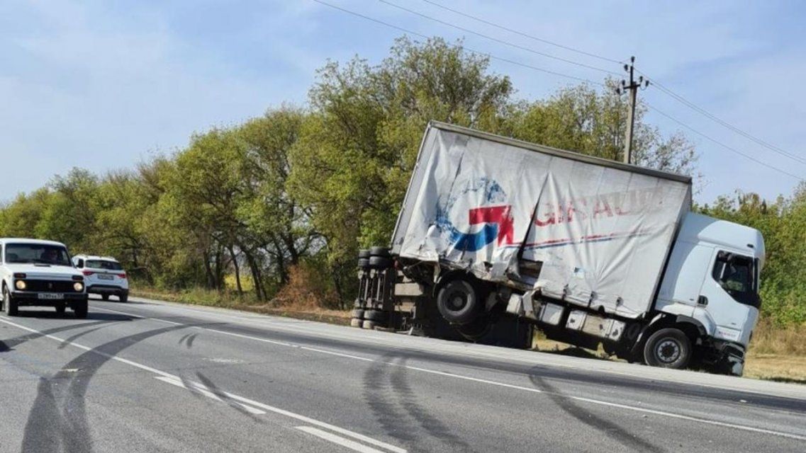 На орловской трассе сверхмощный грузовик протаранил трактор