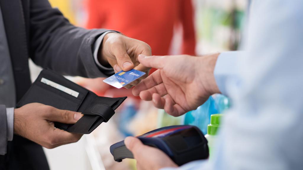 На орловчанина завели уголовное дело за оплату покупок чужой картой