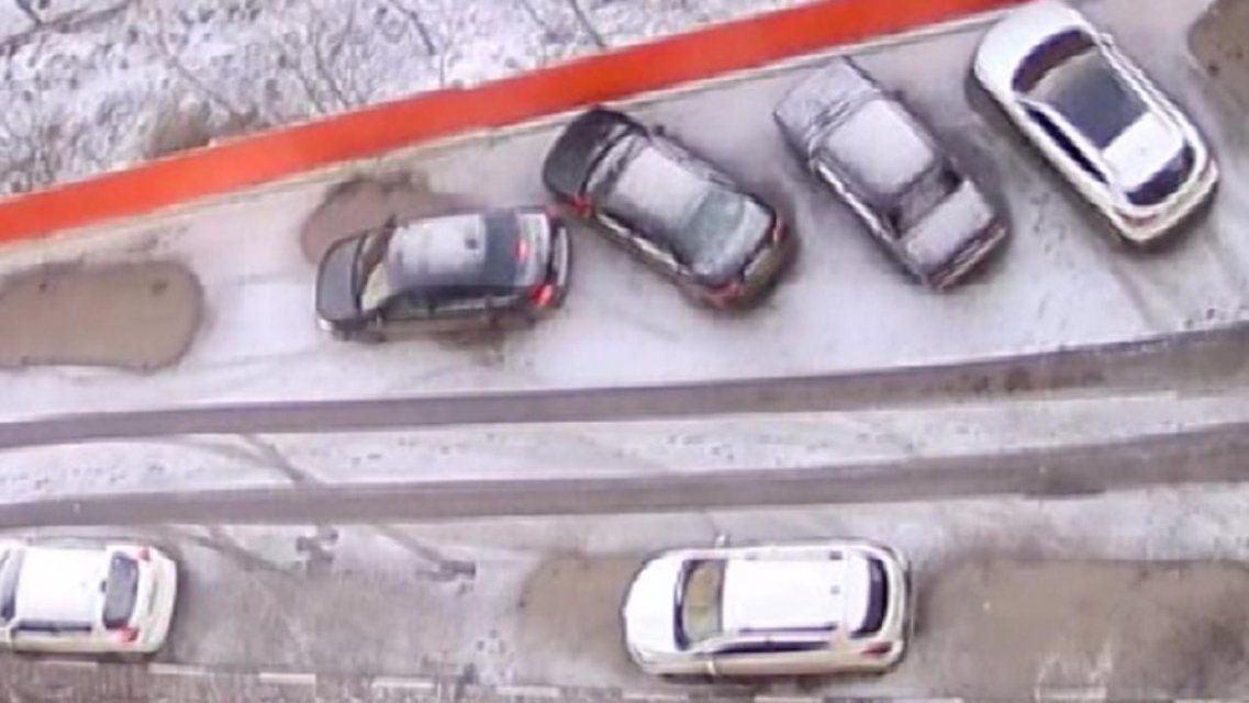 Видео: в Орле автомобилистка повредила чужую машину и скрылась