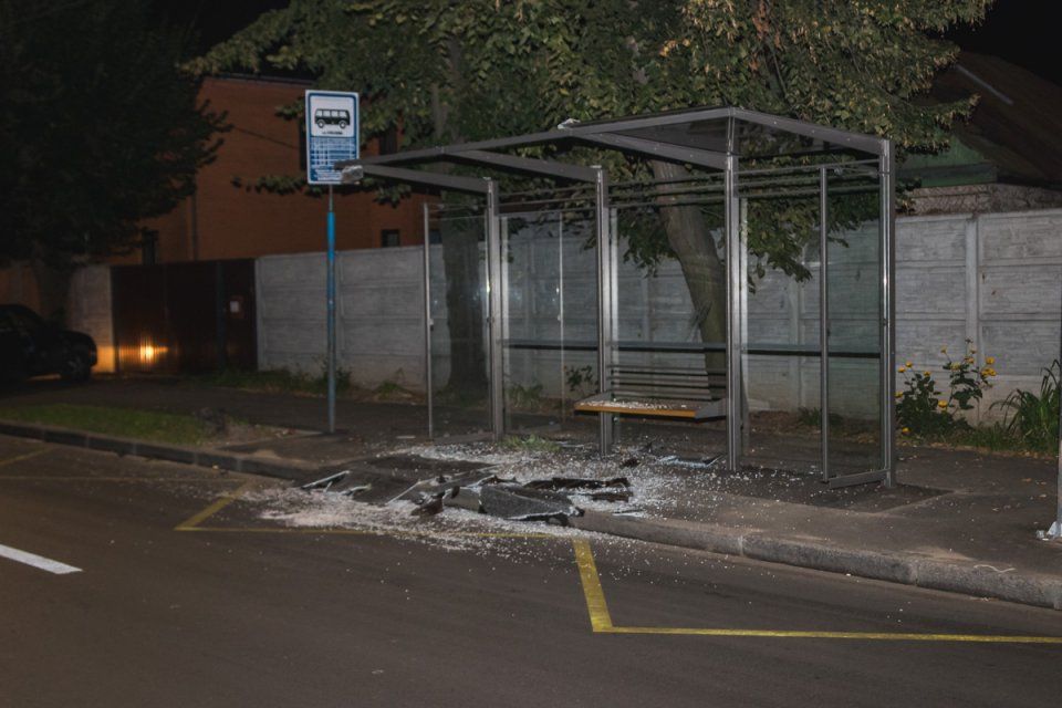 В Ливнах вандал разнес остановку петардой