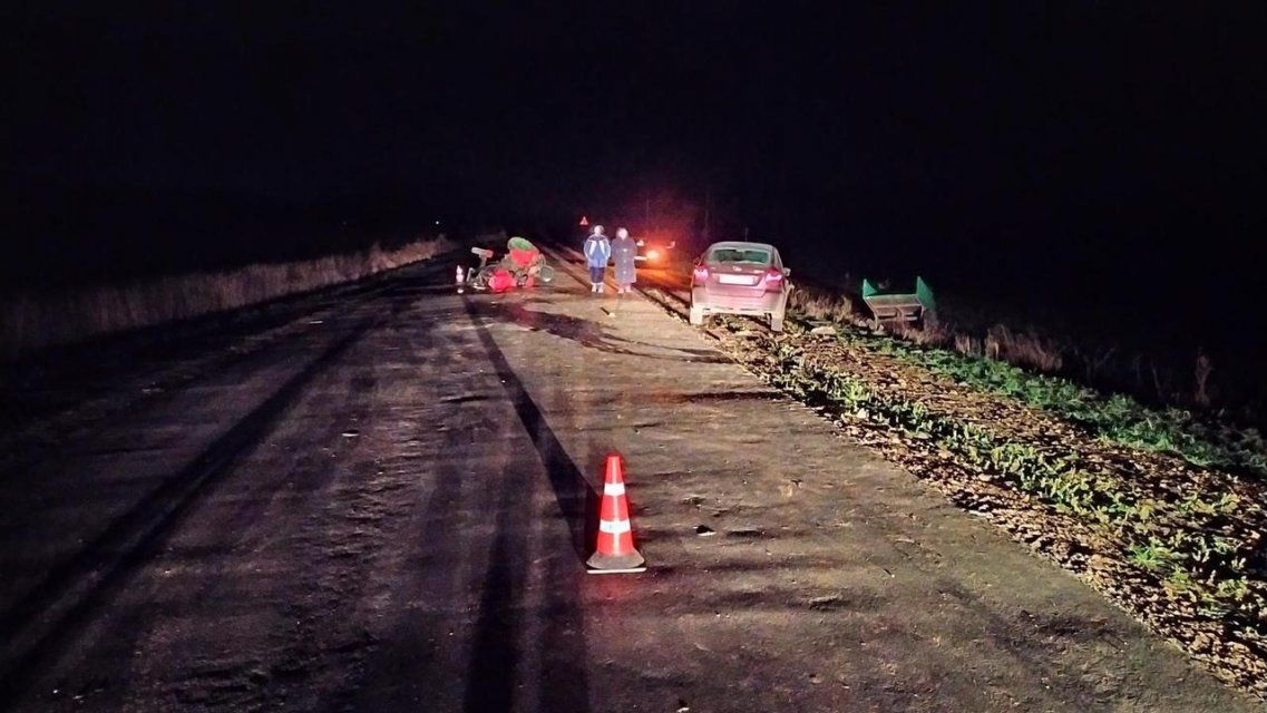 Под Кромами «Лада-Гранта» влетела в попутный мини-трактор