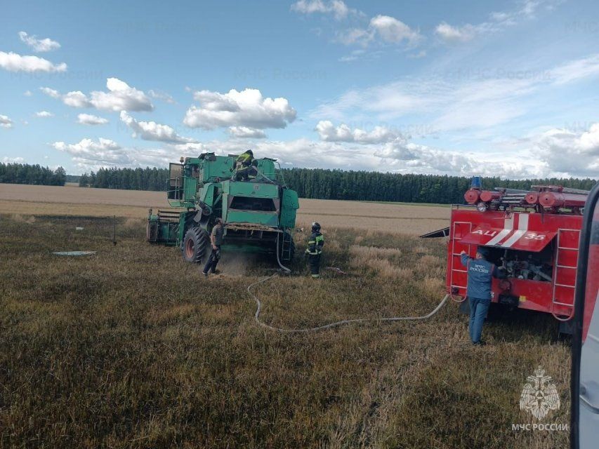 В Орловской области во время уборки в поле загорелся комбайн