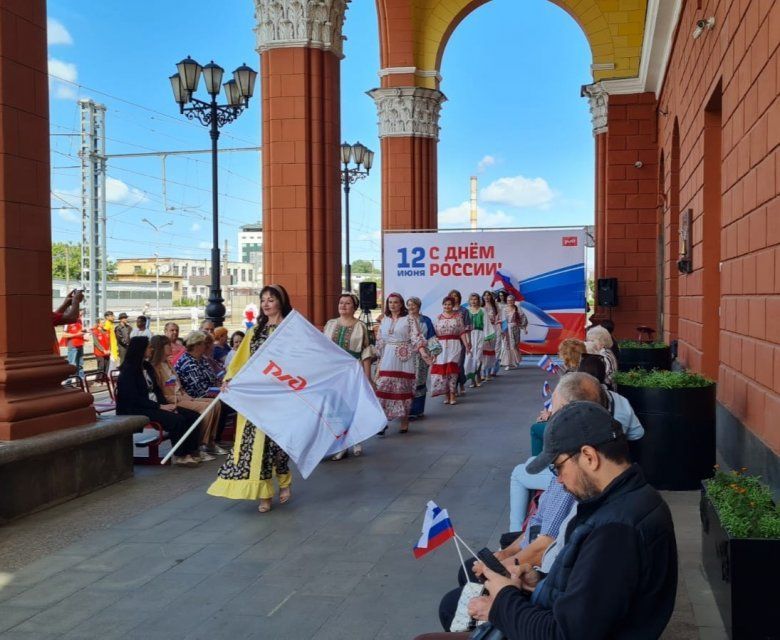 На орловском вокзале в честь Дня России устроили модный показ