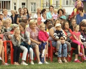 Праздник своими руками: Жители 909 квартала посмотрели концерт в собственном дворе 