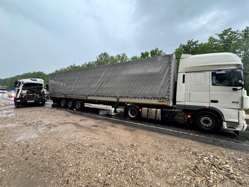 На орловской трассе столкнулись два большегруза. Есть раненый