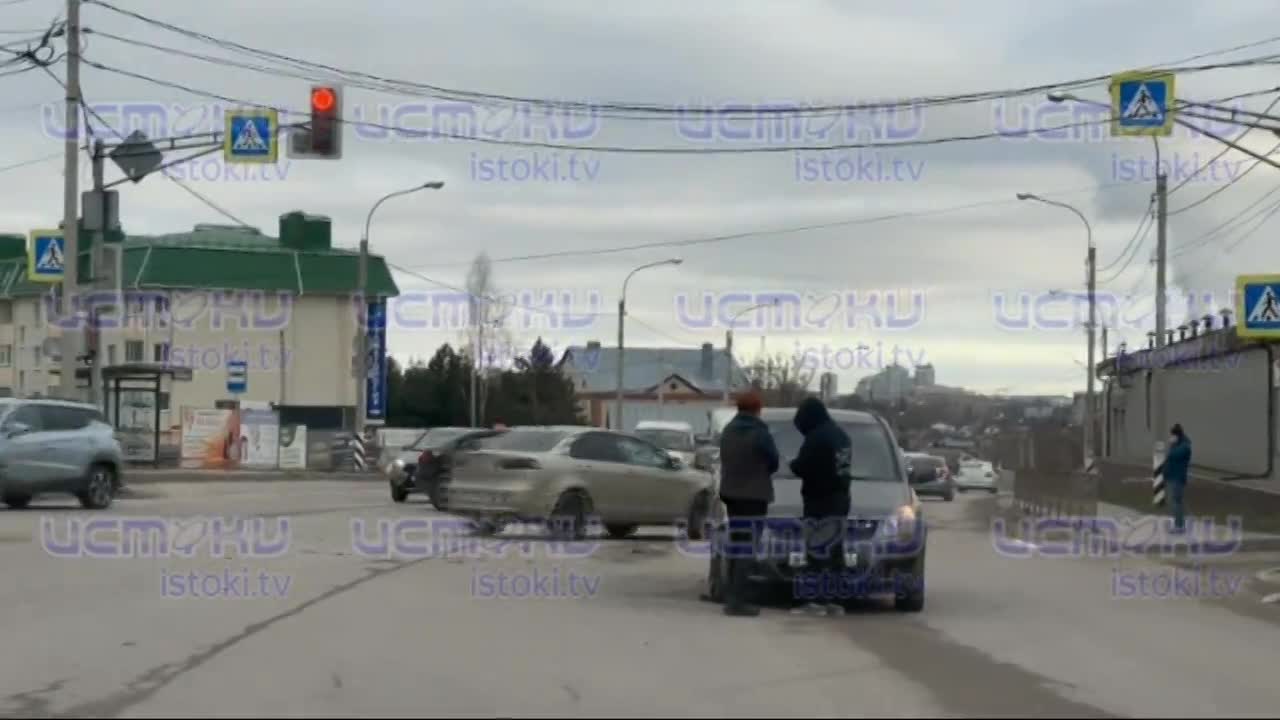 Появилось видео вчерашней аварии на ул. Мостовая в Орле