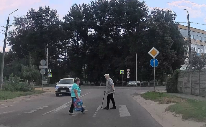 Хаос на улице Весёлая в Орле: новый пешеходный переход в 10 метрах от старого спровоцировал путаницу. 