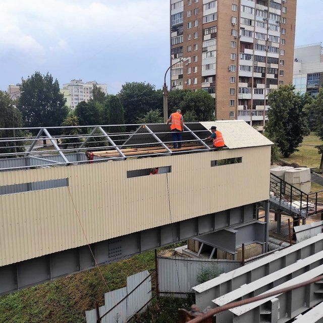 У временной переправы Красного моста в Орле появляется крыша