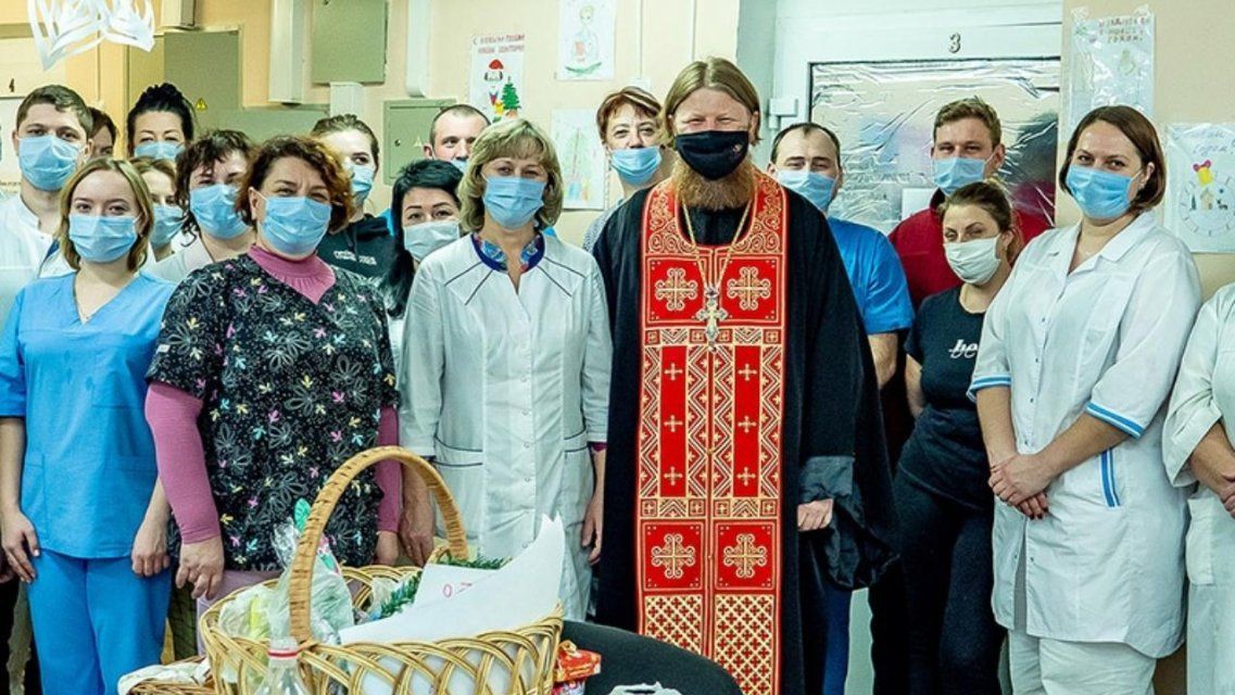 Православные орловчане поздравили врачей Кромской ЦРБ