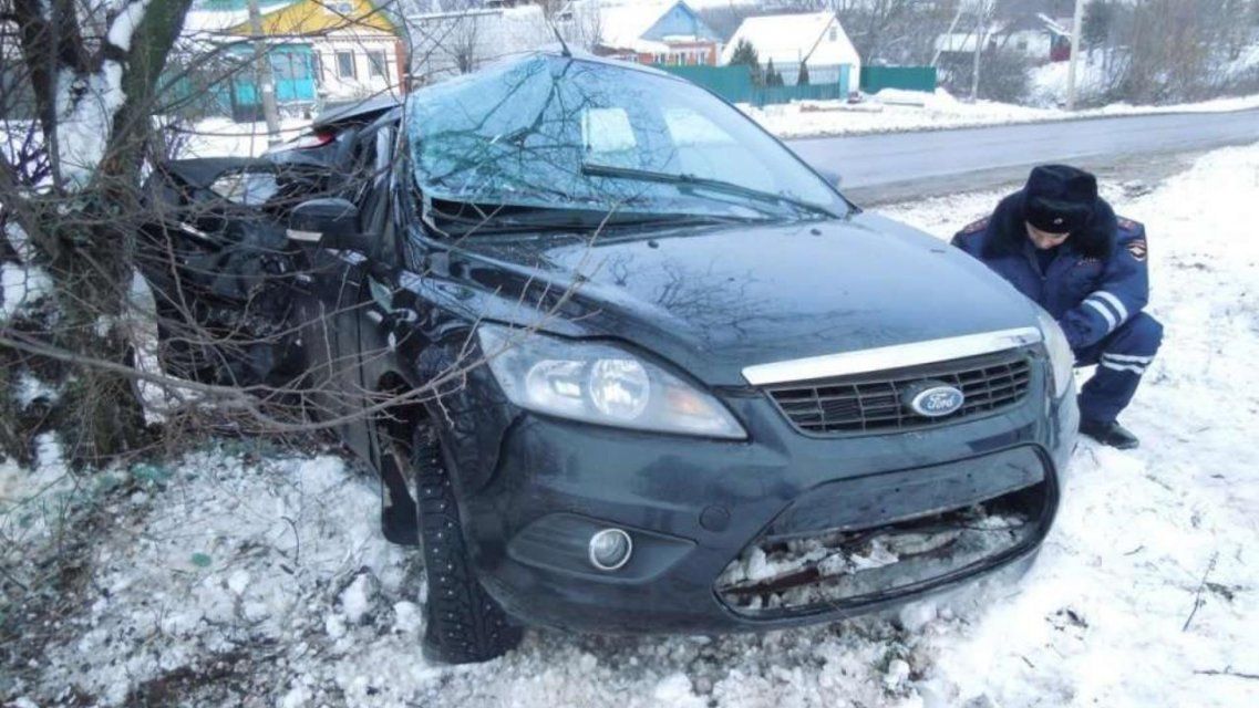 В Ливнах девушка на «Форде» врезалась в дерево