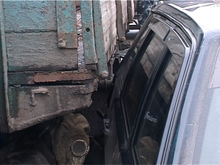 На Наугорке грузовик протаранил «легковушку», а та сбила пешехода 