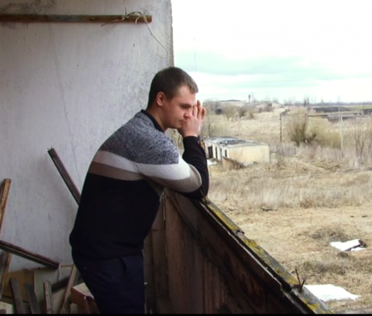 Орловский сирота заявил, что в квартире, которую ему выделили по закону жить невозможно. Власти утверждают, что до плачевного состояния помещение он довел сам