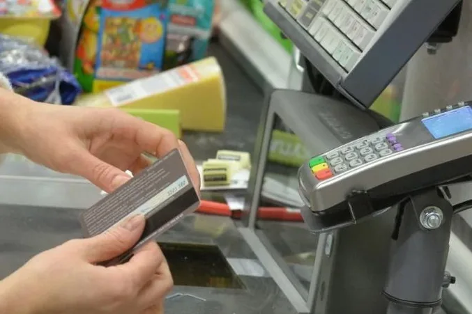 В Должанском районе сотрудница магазина похитила деньги с утерянной банковской карты пенсионерки