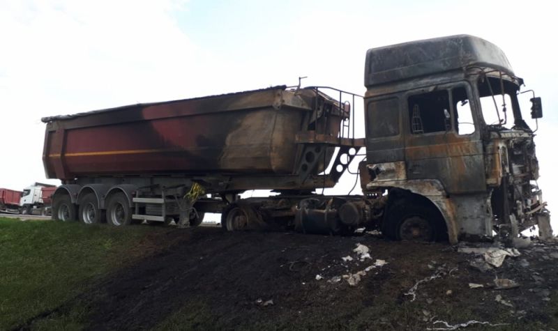 На трассе под Орлом тушили вспыхнувшую фуру