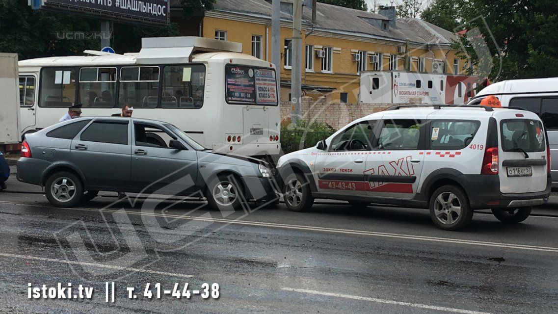 ДТП с тремя авто и маршруткой затруднило движение на ул. Лескова в Орле