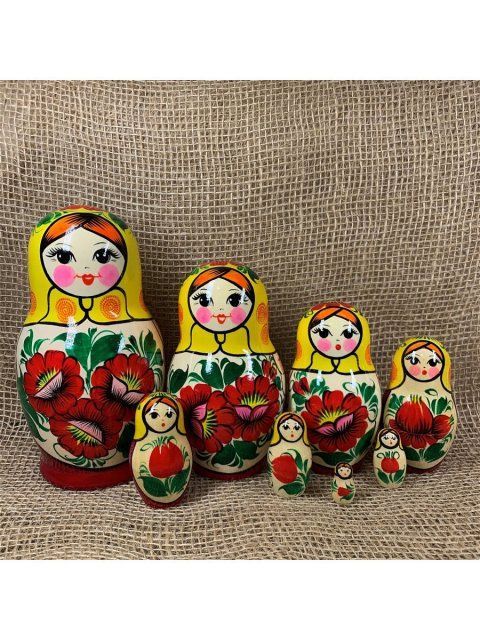 Они старательно выводили разноцветные узоры. Юные орловчане узнали, как появился один из символов нашей страны — матрешка, и сами пробовали ее изобразить