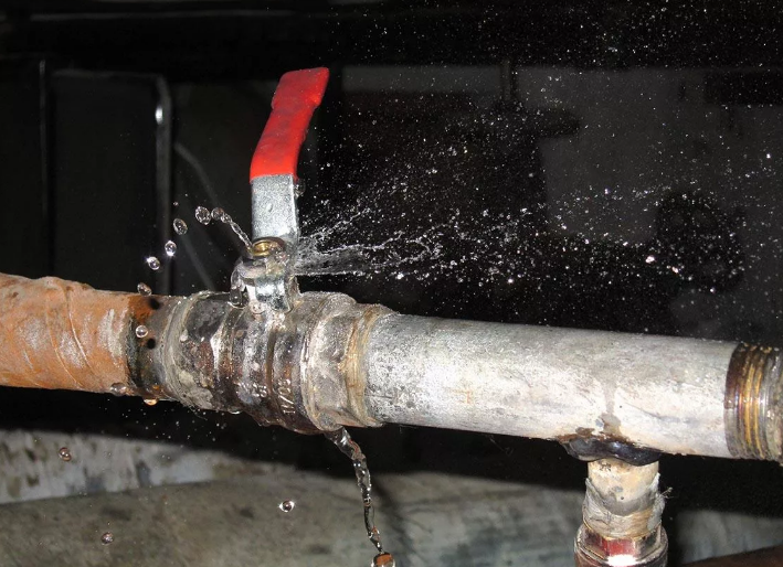 В Орле в ходе испытания теплоносителя произошла авария, из-за которой без тепла и горячей воды остались десятки домов Железнодорожного района