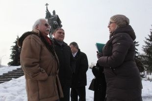 Вадим Потомский показал гостям из Словении памятник Грозному