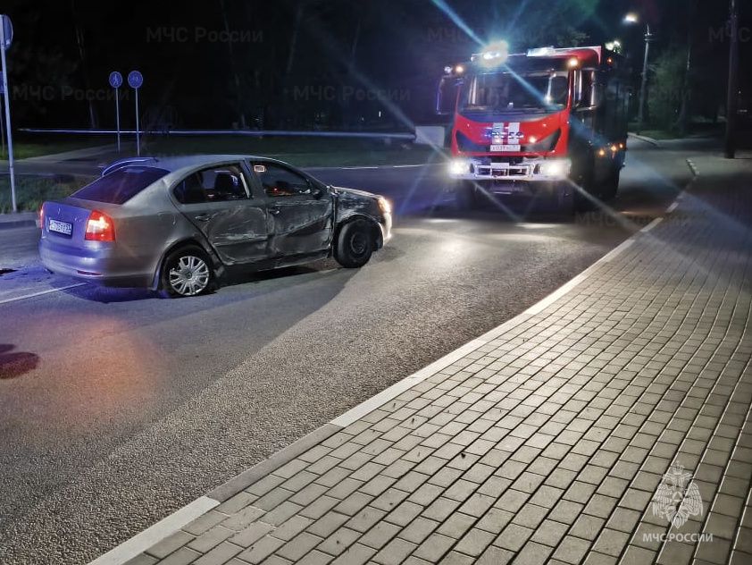 Ночью в Орле иномарка протаранила столб. Есть пострадавший