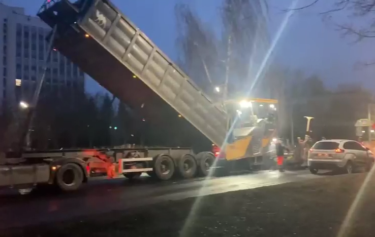В Орле на ул. Ломоносова начали укладывать выравнивающий слой асфальта