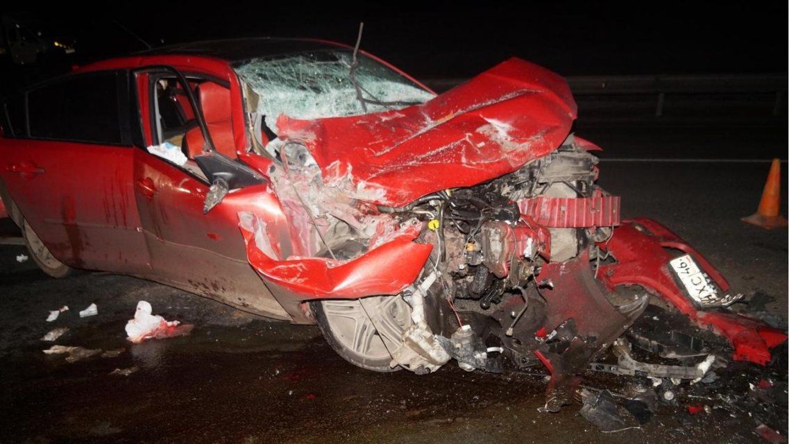 «Мазда» всмятку: под Орлом молодые люди на иномарке не разъехались с ЗИЛом