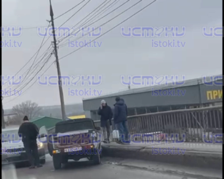 Мясокомбинатовский мост в Орле не поделили две легковушки