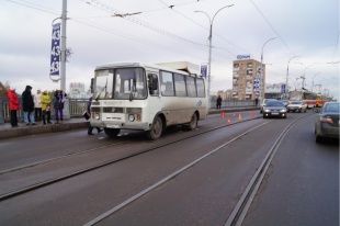 Мужчина, пострадавший на Красном мосту, переходил дорогу