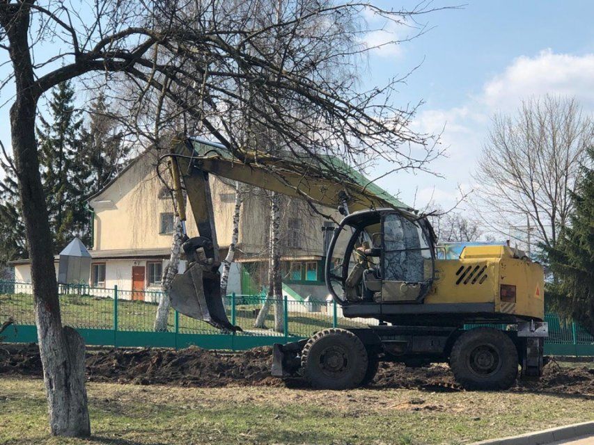 Видео: в Орле на месте спиленных возле собора деревьев активизировались рабочие