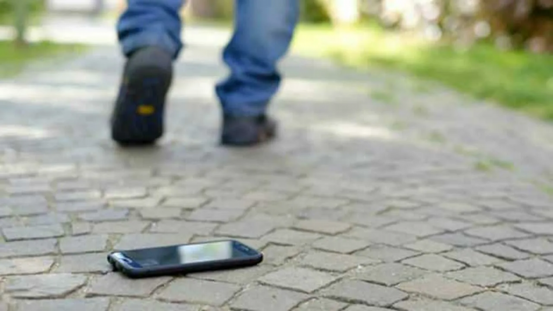 В Ливнах мужчина присвоил найденный телефон